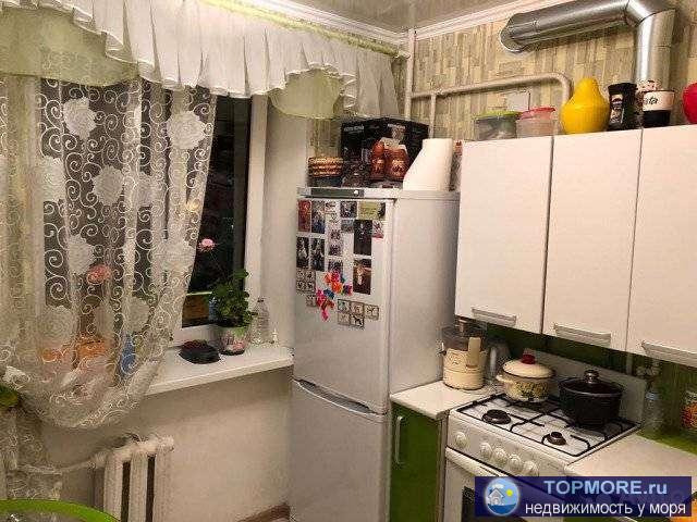 Квартира в отличном состоянии, в центре города, возле рынка. Балкон застеклен. Большой двор с детской площадкой,...