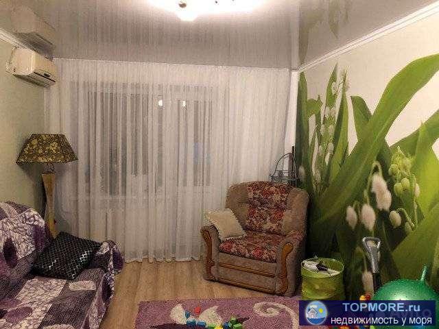 Квартира в отличном состоянии, в центре города, возле рынка. Балкон застеклен. Большой двор с детской площадкой,... - 1