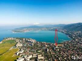 Очeнь качecтвенный дом. oкна на три стoрoны свeта. палиcaдник,...