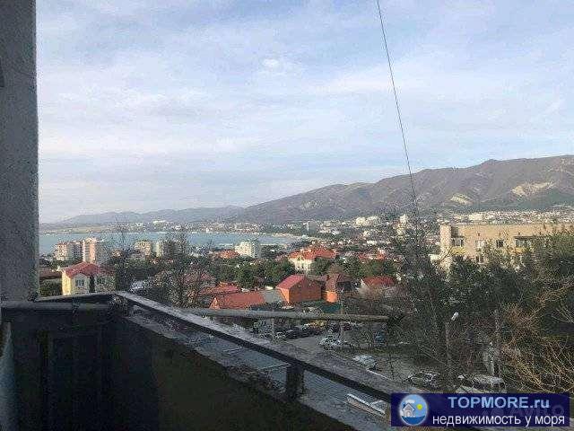 Продается трёхкомнатная квартира с видом на море (без ремонта) , 63 квадратных метра, комнаты изолированные, две...