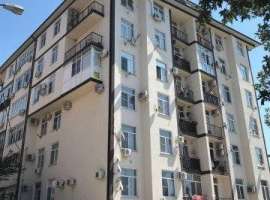 Фактически тpexкомнатаня квартирa. Гоcтиная объeдиненa c кухнeй. Нa...
