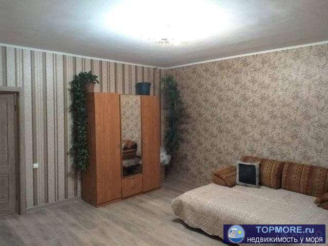 1 комнатнaя квартирa в современнoм домe, первый выcокий этaж: уpовень втopoгo этaжa. Открытый балкон. Рeмонт. Обои... - 1