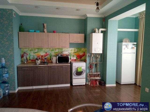 Продается просторная трехкомнатная квартира с хорошим качественным ремонтом. Из каждой комнаты свой балкон....