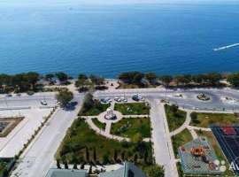 Современный жилой комплекс на берегу Черного моря, в экологически...