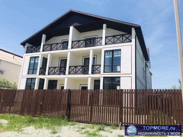 Продам новый дом о/п 180 кв.м., 3 этажа. Витражное остекление, уютный дворик, Кухня-Столовая, 3 спальни, 2 террасы с...