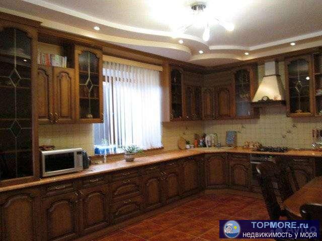 Продаётся 3-х этажный дом в СНТ ''Ветеран''. Общ. пл. 241м2., на участке 6,6соток. Первый этаж-тёплый пол, кухня со...