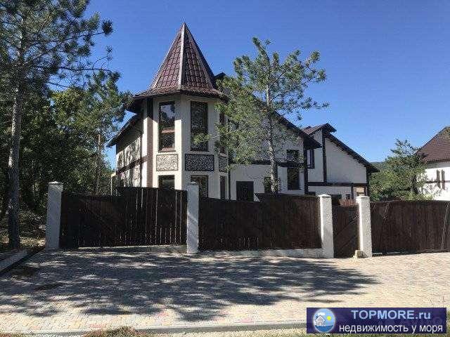 Дом расположен на въезде в Ст лесник, самый первый, дом граничит с лесом, к дому подъезд асфальтирован,коммуникации...