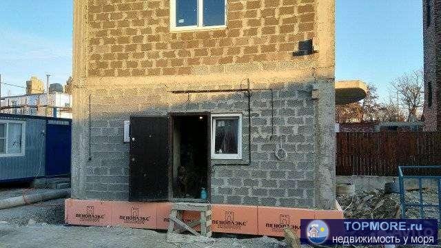 Стены керамзитовый блок, сделана разводка электрики и штукатурка. Наружной отделки нет. Три одинаковых этажа, верхний... - 1