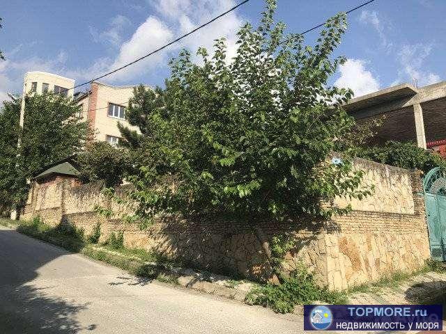 Продам дом в курортном городе Геленджик.   1 цокольный - гараж и комната.  3 этажа жилых.  На 1 и 2 этаже сделан...