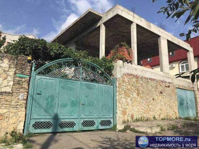 Продам дом в курортном городе Геленджик.   1 цокольный - гараж и комната.  3 этажа жилых.  На 1 и 2 этаже сделан... - 1