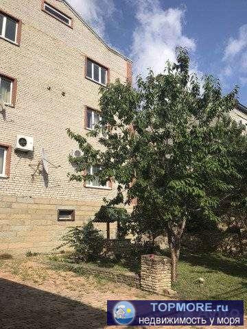 Продам дом в курортном городе Геленджик.   1 цокольный - гараж и комната.  3 этажа жилых.  На 1 и 2 этаже сделан... - 2