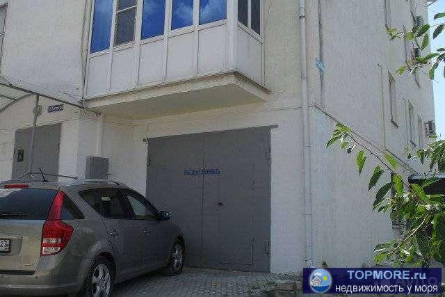 Продам гараж на  1 этаже    жилого дома по ул.А.Блока.Площадь - 20,0 кв.м.(5,5 х 3,6).Высота -3.1  м. Сухое...