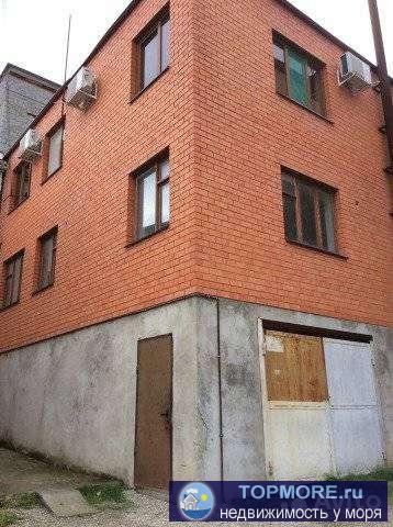 Нежилое помещение. Дом имеет два входа. Внутри на первом этаже коммуникации и гараж, на втором две однокомнатные (...