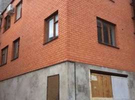 Нежилое помещение. Дом имеет два входа. Внутри на первом этаже...