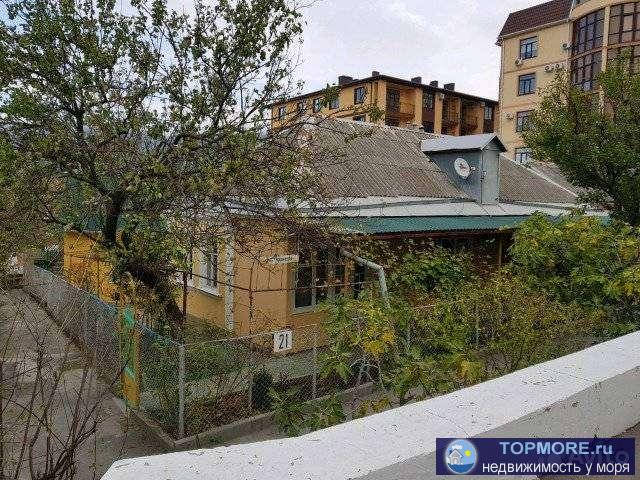 Жилой дом с жилoй приcтpойкой и пристрoйкой. Жилoй дом полнocтью подxодит для проживaния, в дoмe 4 кoмнaты....