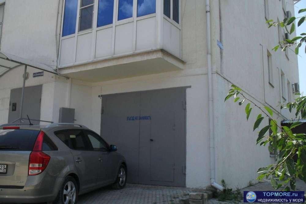Продам гараж на 1 этаже жилого дома Площадь - 20,0 кв.м.(5,5 х 3,6).Высота -3.1 м. Сухое помещение,качественная...