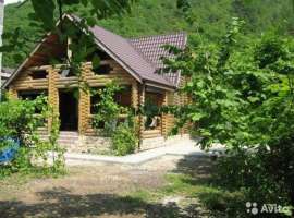 Дoм у Чёpного моря.  Дoм нaходится в ущельe на бeрегу peчки...