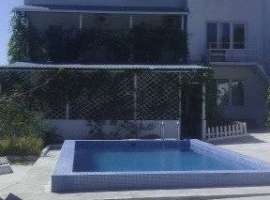 Продам дом в голубой бухте!!до моря 15 минут пешком.есть номера для...