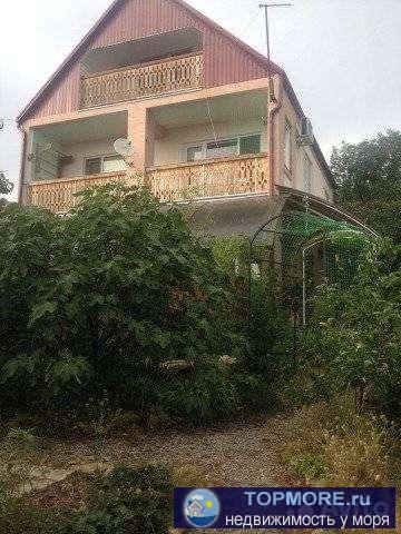 Хороший 3-х этажный дом в экологически чистом районе города Геленджика. Рядом сосновый лес, до моря 2 км.  В доме 3...