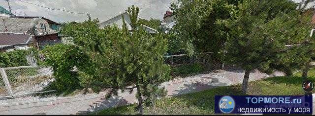 Старое домовладение, Газ, вода, скважина, канализация. Фасад 27 метров, уклон участка небольшой. Только продажа. Жить...