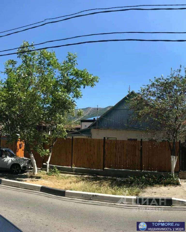 В центе Геленджика по улице Нахимова 15 продается часть дома общей площадью 48 кв.м. . А также на участке построен...