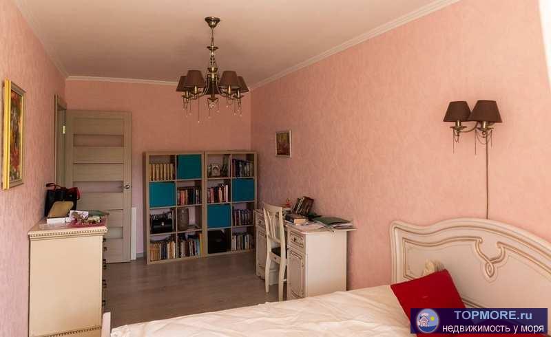 Продается уютная двухкомнатная квартира у самого моря, в лучшем районе Севастополя.  Всегда чистый хвойно-морской... - 2
