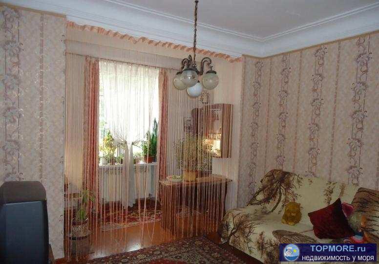 Продается трехкомнатная  квартира 69 кв.м в хорошем 'сталинском' доме, на  улице Терещенко, 18.. Первый этаж...