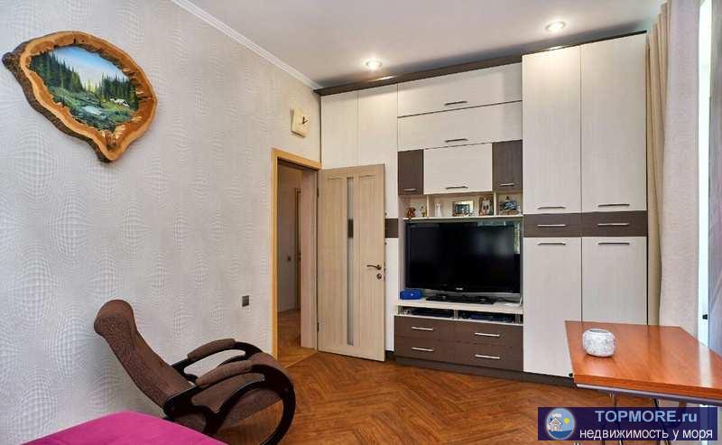 Продается элитная квартира 66 кв.м. на 3-м этаже 3-х этажного дома на пл. Пирогова,8. 'Сталинка' в центре... - 2