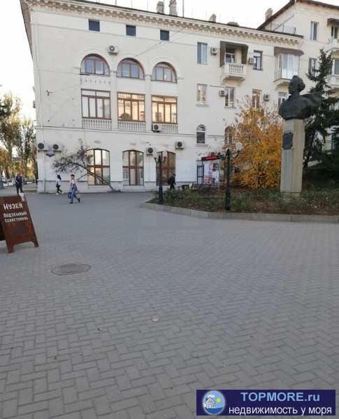 Продаётся шикарная трехкомнатная видовая квартира 'Сталинка' 99 кв.м в центре Севастополя на улице Ленина, 52. Второй... - 1