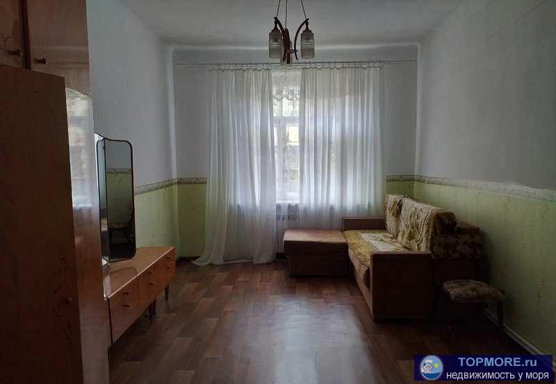 Продается 2х комнатная квартира с мебелью в тихом районе Симферополя. Первый высокий этаж. Полностью заменена система...