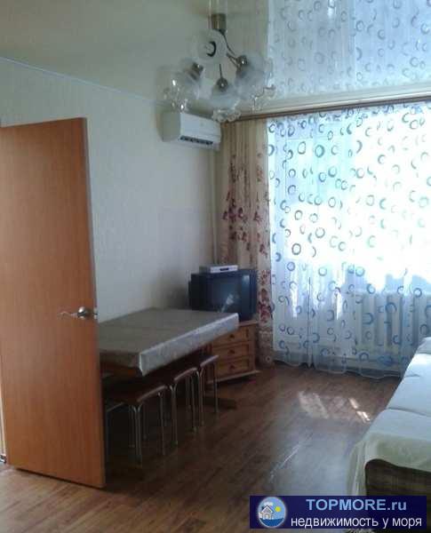 Сдается двухкомнатная квартира 46 кв.м. на Северной стороне Севастополя.  Квартира полностью меблирована, есть вся... - 1