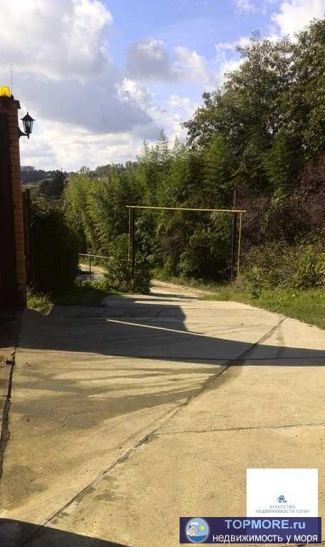 Участок ровный, бетонный подъезд, тех. условия на газ, лиц. счет на воду стоит счетчик - 1