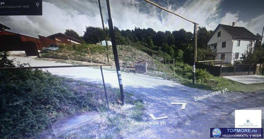 Участок ровный, бетонный подъезд, тех. условия на газ, лиц. счет на воду стоит счетчик - 2